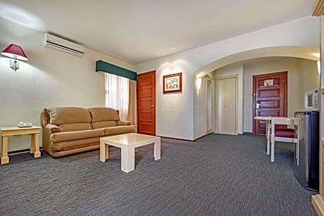 2 Queen Beds, Suite, Nonsmoking