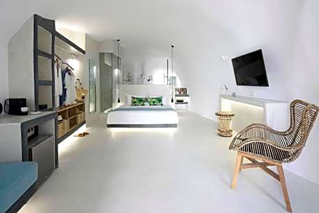 Exclusive Cave Suite with Sea View Terrace & Hot Tub