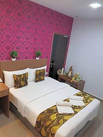 Standard Queen Room with Window