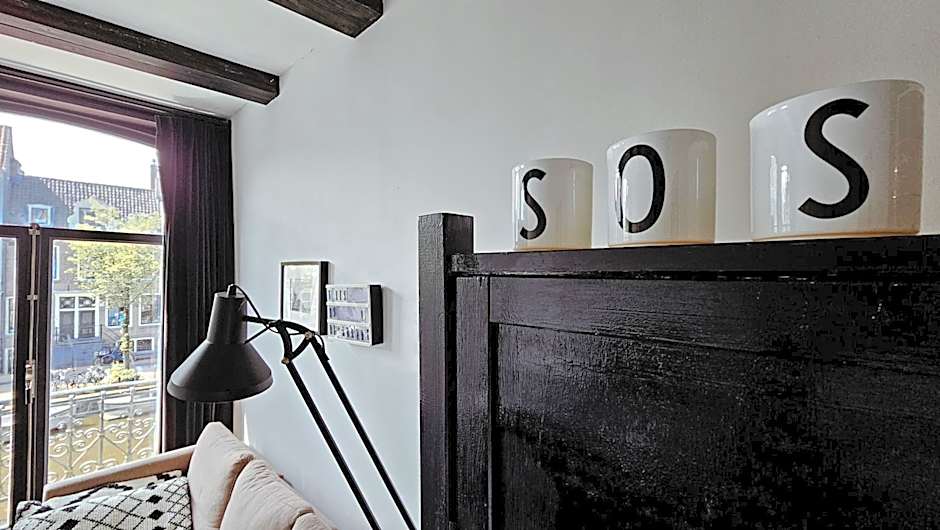 JoyJoyJoy the Black Beauty ecolicious studio in a canal house with French balcony with view on the canals