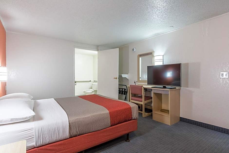 Travelodge by Wyndham Lansing