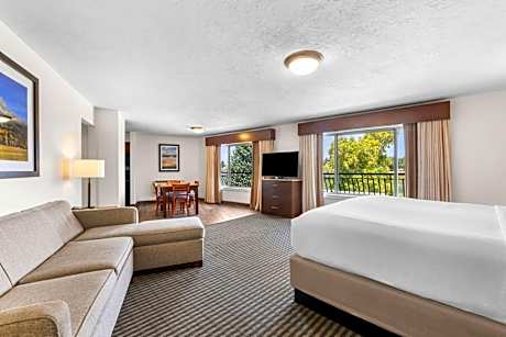 Suite-2 Queen Beds, Non-Smoking, River View, Kitchen, High Speed Internet Access, Coffee Maker, Full