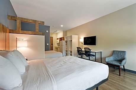 Ideal Studio with Two Queen Beds - Non-Smoking