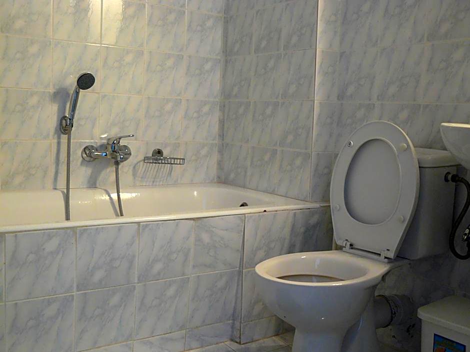 Leonidas Studios & Apartments