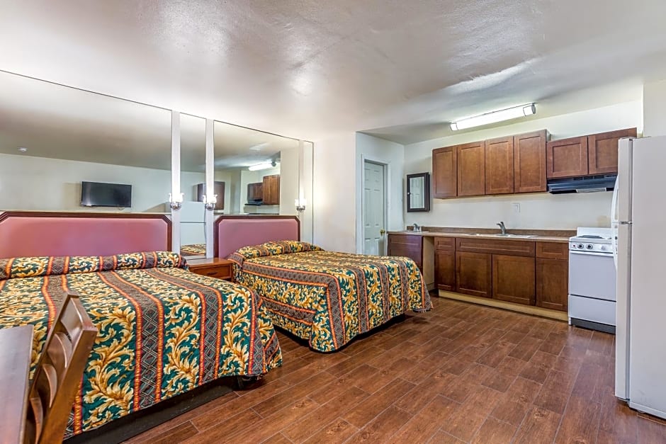 Colonial Pool & Spa Motel