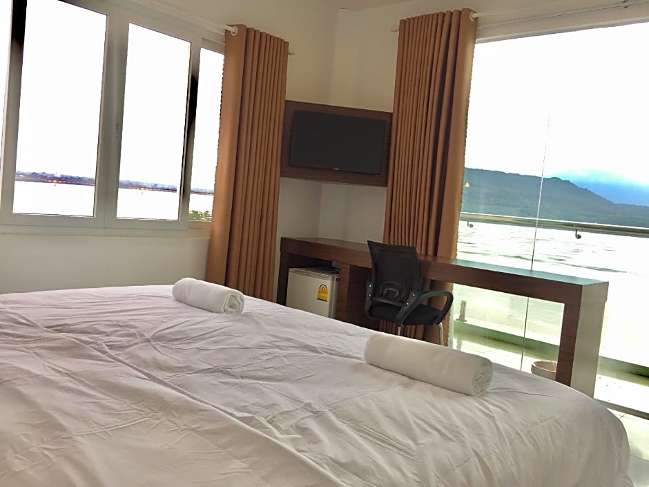 Intouch Riverside Hotel