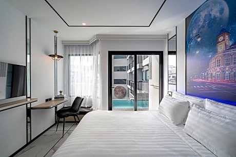 Deluxe King Pool Access