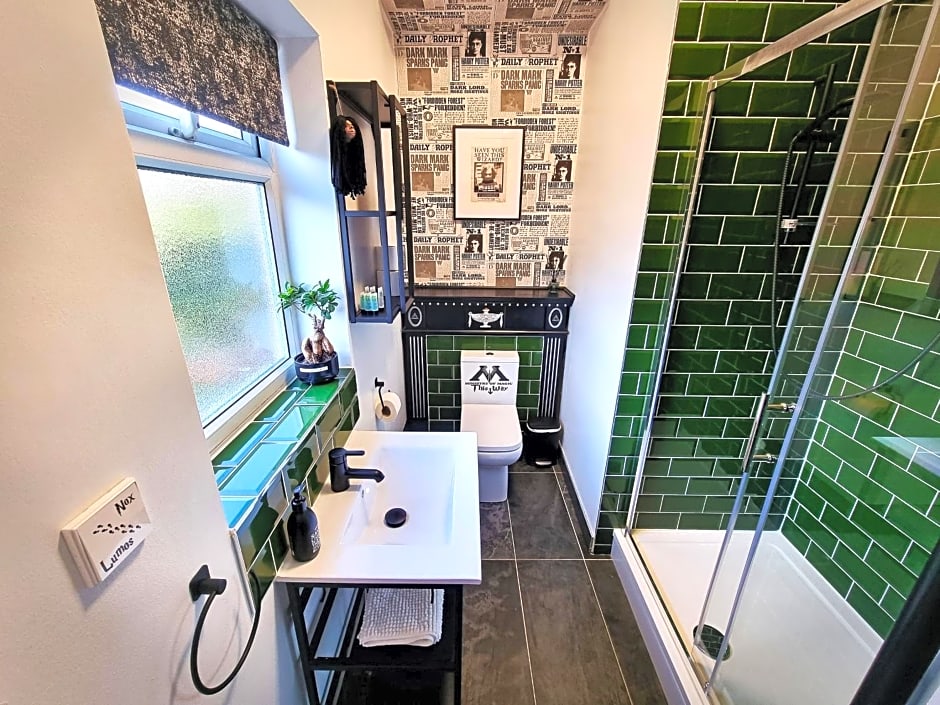 Ricky Road Guest House - Premium