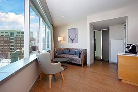 King Suite - Non-Smoking