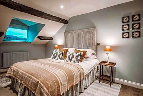 Deluxe Double Room (2 Adults + 1 Child)