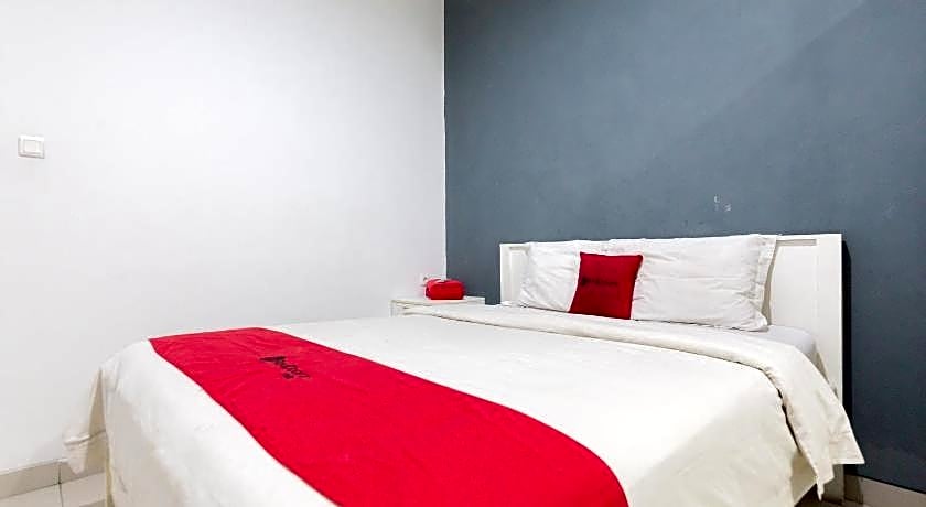 RedDoorz Plus near Living Plaza Jababeka