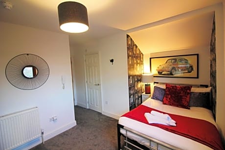Single Room with Double Bed & Private Bathroom