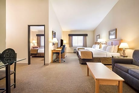 Suite - 1 King 2 Queen Beds, Non-Smoking, Family Room, Two Rooms, Microwave And Refrigerator, Full B
