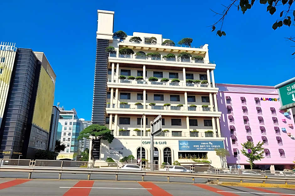 Pinegrove Hotel