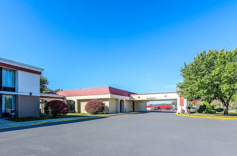 Econo Lodge Inn & Suites