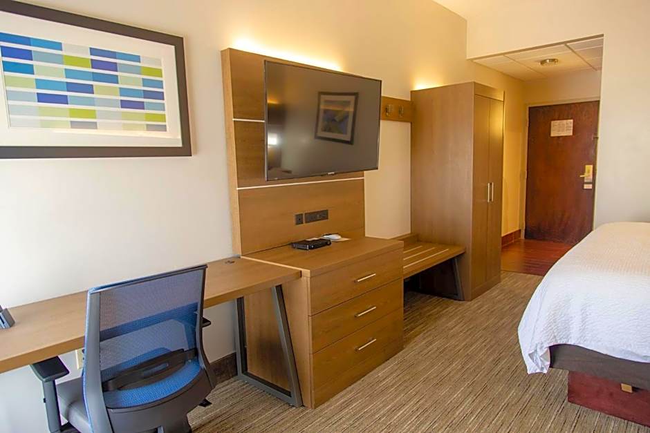 Holiday Inn Express Marshfield - Springfield Area By IHG