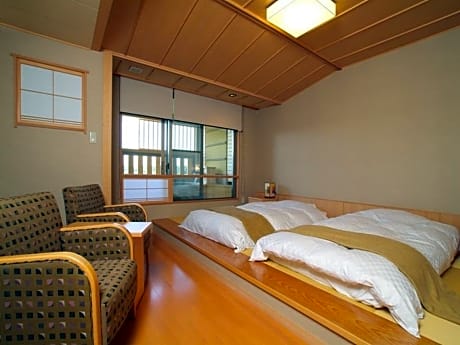 Modern Japanese-Style Twin Room with Open-Air Bath