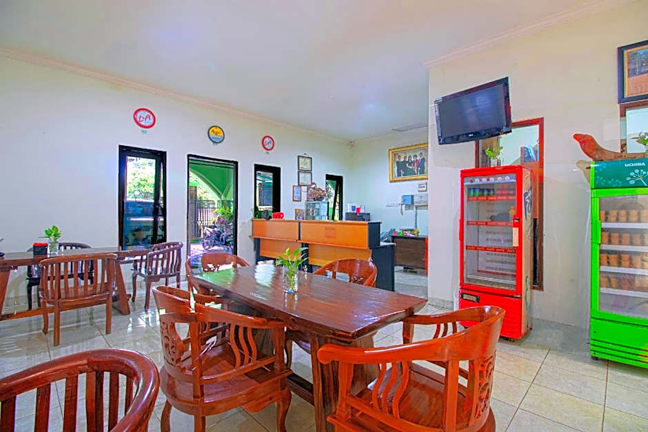 Super OYO 1682 Greenia Hotel