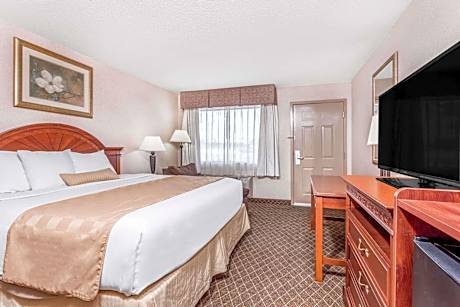 1 King Bed Mobility Accessible Room Non-Smoking