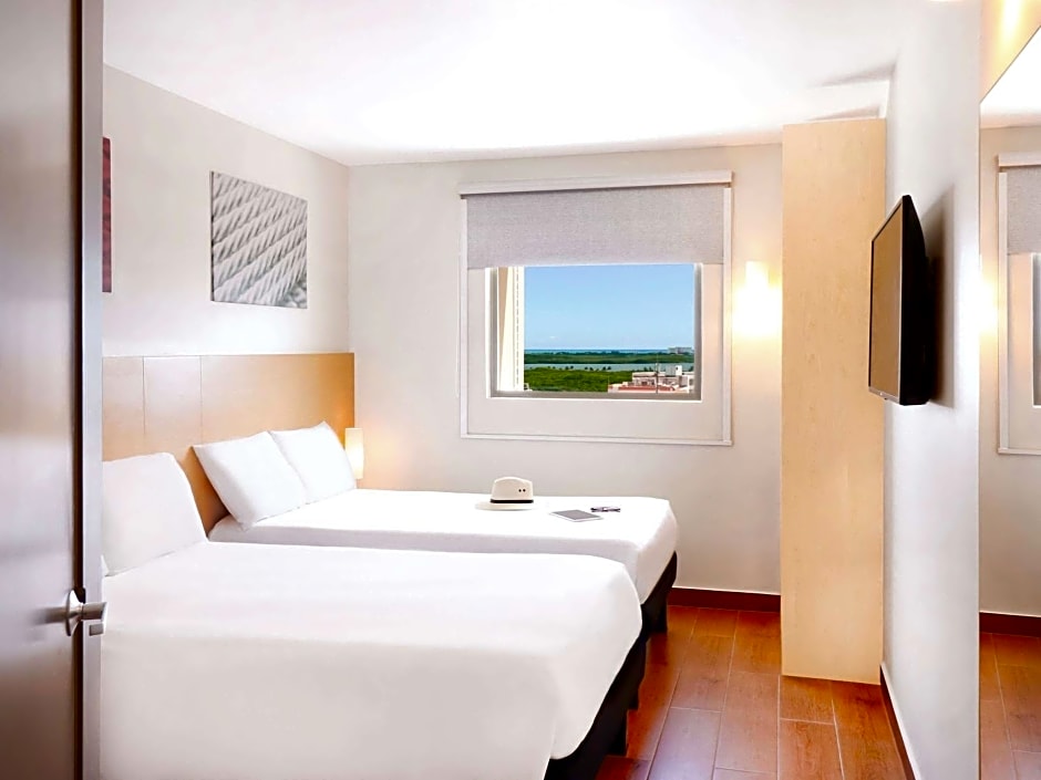 Ibis Cancun Centro Hotel