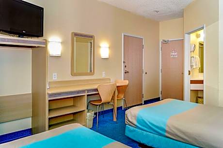 Deluxe Quadruple Room - Non-Smoking