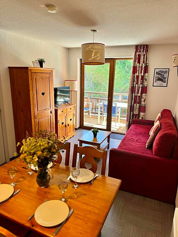 Appartement Vars sur les pistes de ski avec piscine