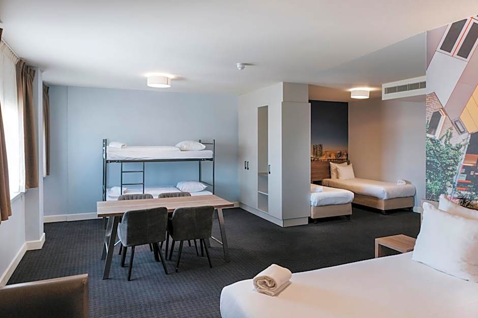 Rotterdam Teleport Hotel