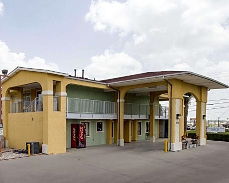 Econo Lodge Inn & Suites San Antonio near Frost Bank Center