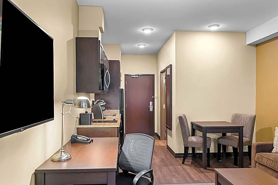 Best Western Plus Lacombe Inn & Suites