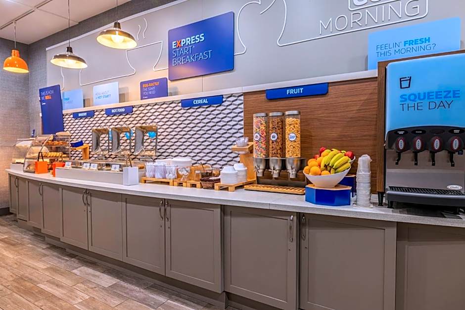 Holiday Inn Express & Suites Kansas City Airport By IHG
