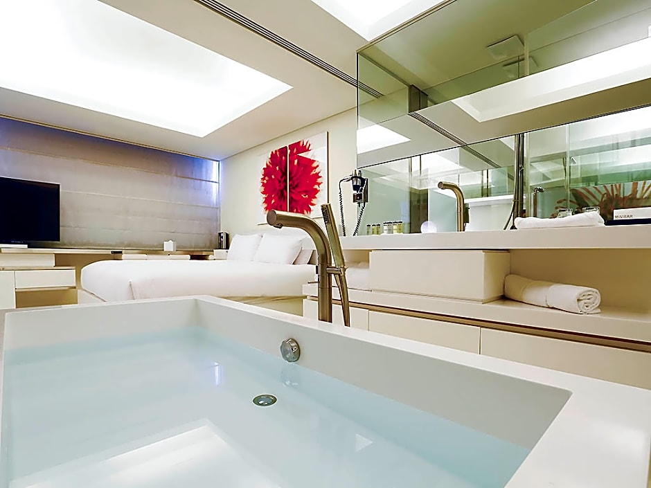 Foto 1 daripada 3 — Residential 1 King Bed Suite