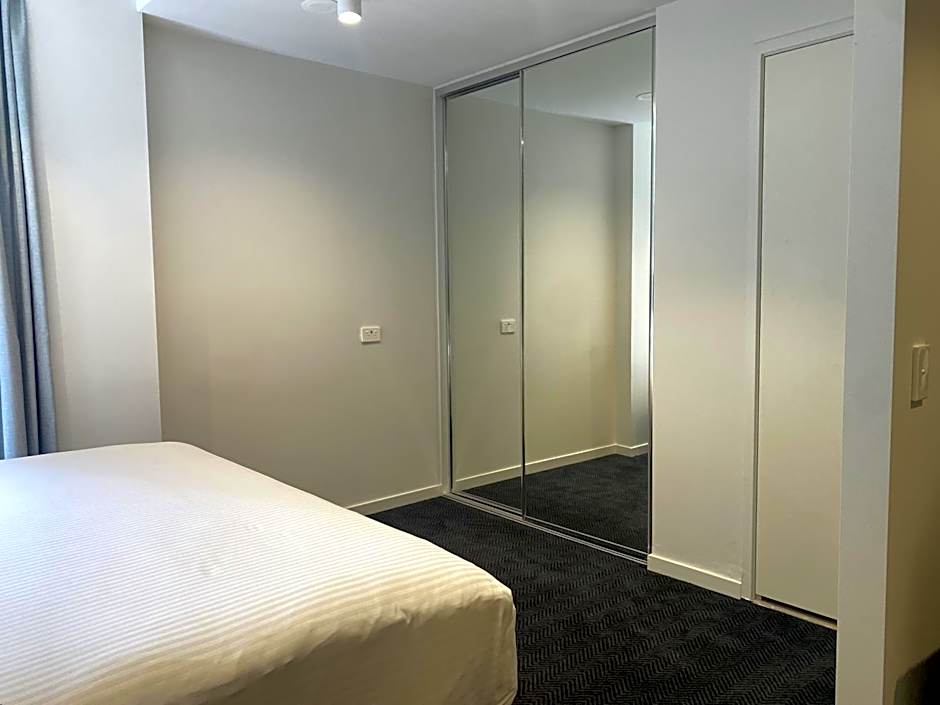 Brady Apartment Hotel Hardware Lane