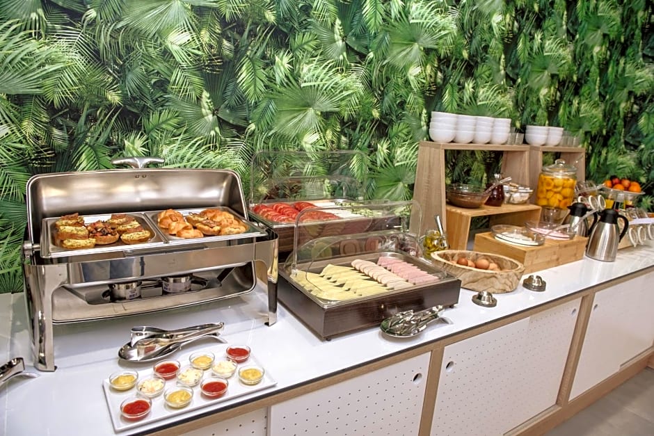 Aqua Beachfront Elegant Hotel