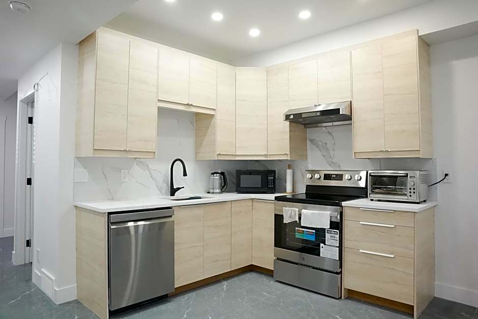 New Luxury Walkout Suite Near University-BY ROOM