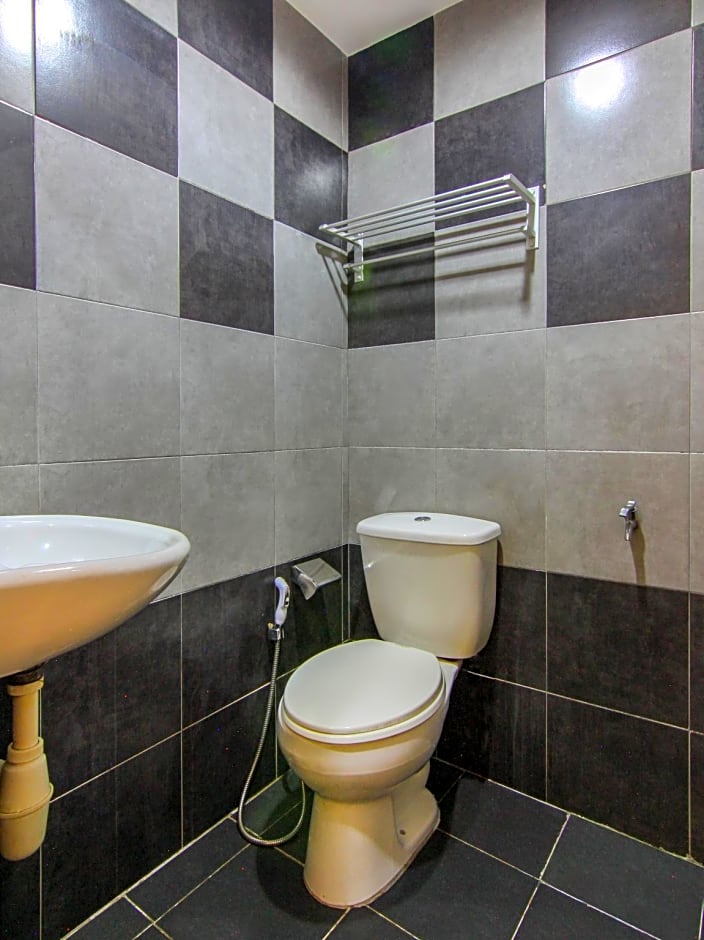 Super OYO 43930 Hotel Esplanade