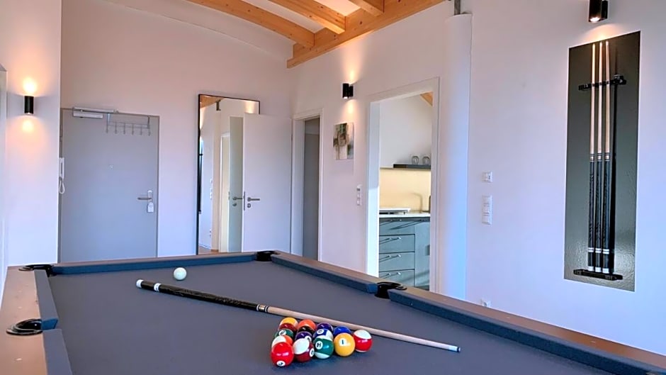 Luxury Penthouse: Jacuzzi, Pool table, Gym & BBQ