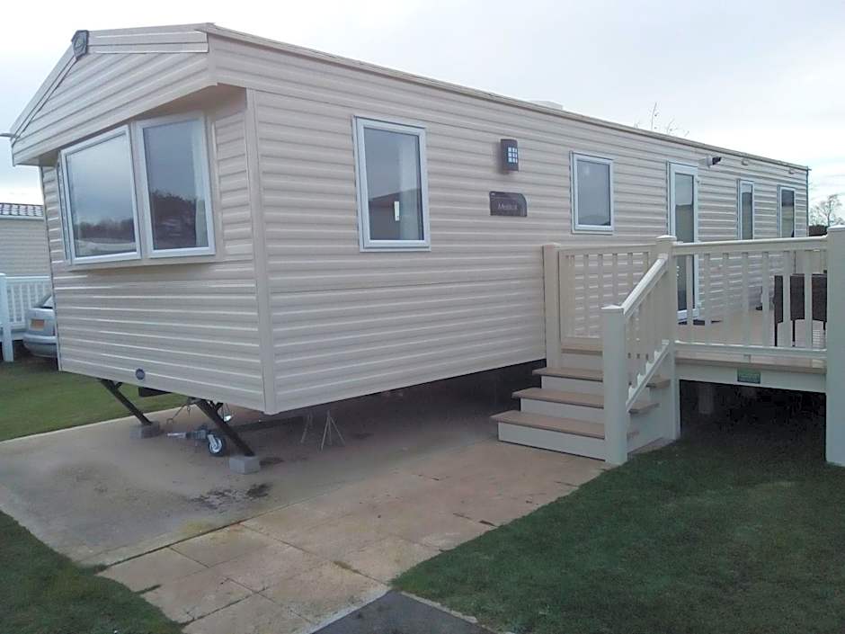 Premium Accomodation with Hot Tub, Tattershall Lakes Country Park