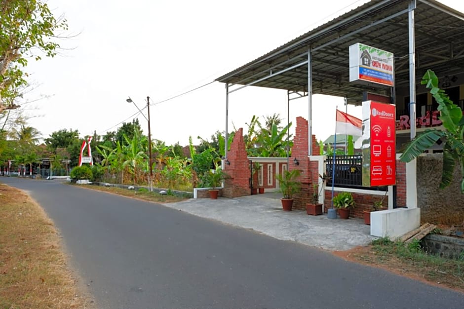 RedDoorz Syariah near Alun Alun Pacitan 2