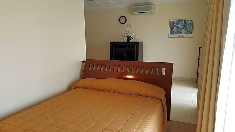 Roosseno Plaza Serviced Apartment