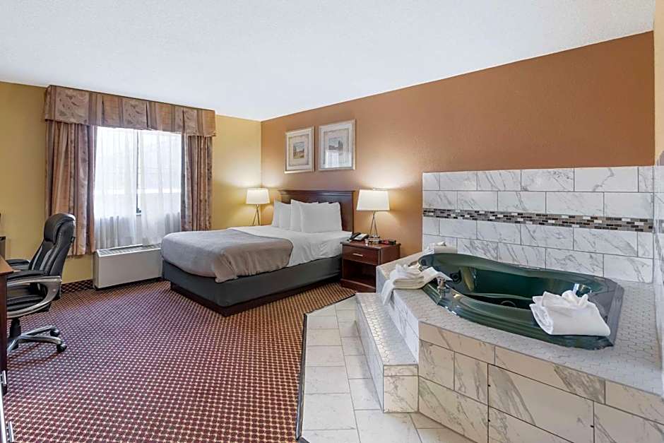 Quality Inn & Suites Bloomington University Area