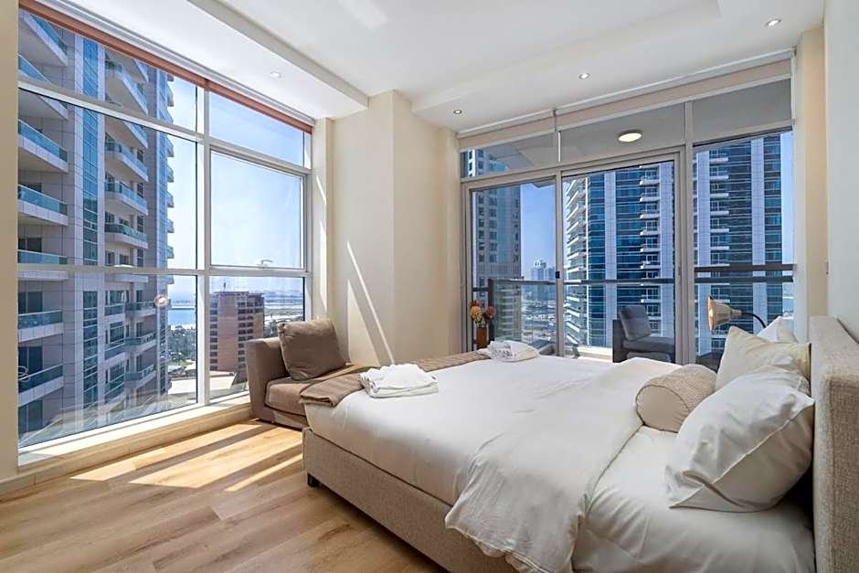 Free housekeeping visits during your stay - StayShort - Bright 1-Bedroom with View Dubai Marina