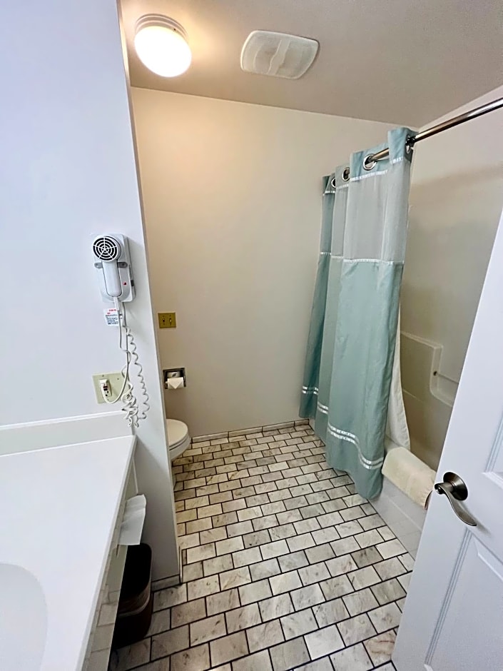 Court Plaza Inn & Suites of Mackinaw