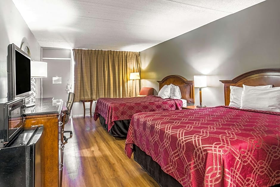 Econo Lodge North