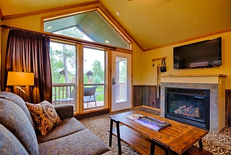 Old Faithful Cabin-One King Bed