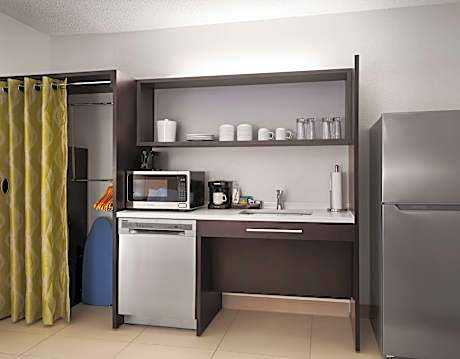 1KING ACCESSIBLE TUB STUDIO SUITE