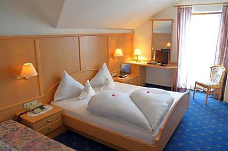 Family Room (2 Adults + 2 Children)