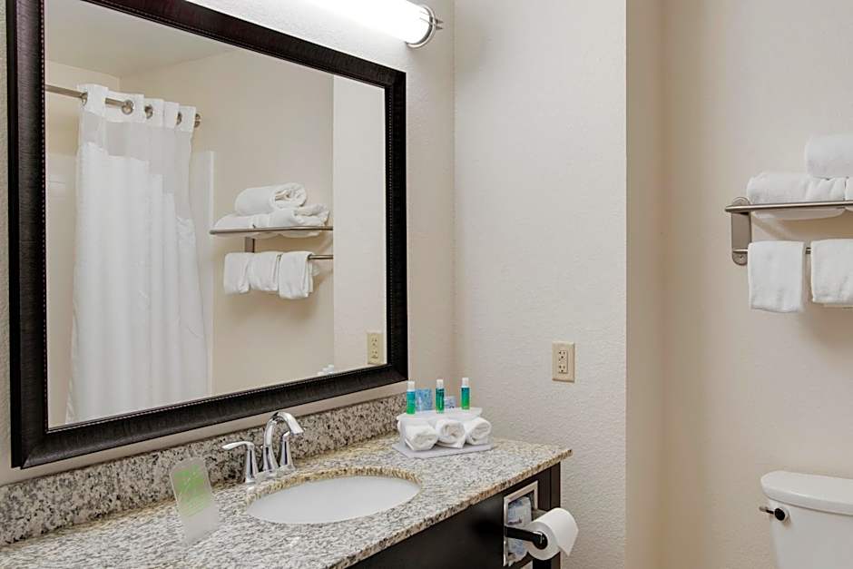 Holiday Inn Express & Suites Nevada By IHG