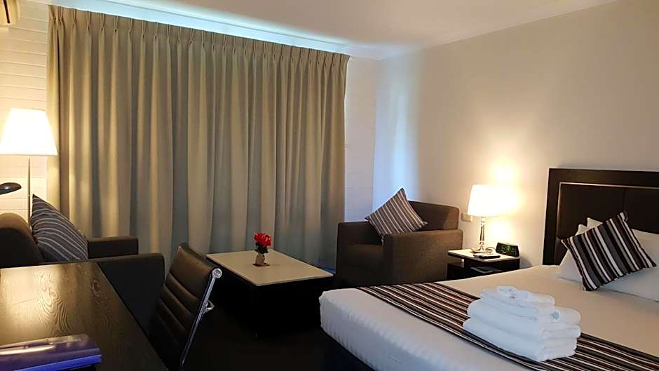 Hibiscus Lakeside Motel