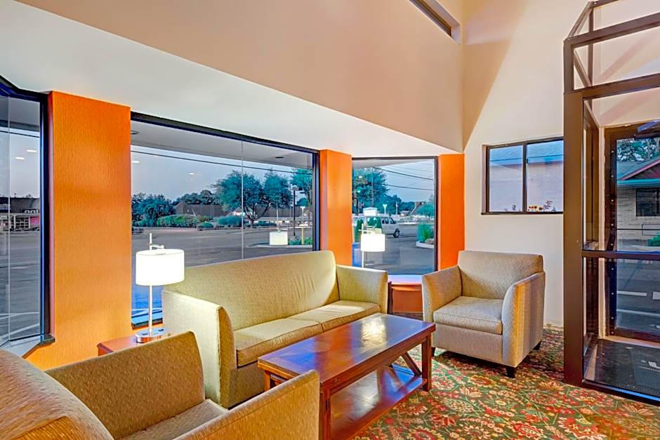 Days Inn by Wyndham Woodbury Long Island