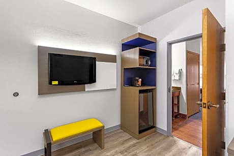 2 Queen Beds, Business Room, Suite, Nonsmoking